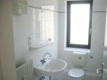 + separates G�ste WC. LORENZ-Angebot in Bochum: Gepflegtes Mehrfam.-haus mit 4 WE + 6 Garagen + kl. Hinterhof-Werkstatt.