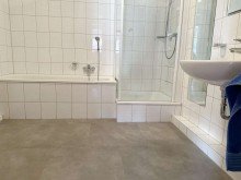 Bad mit Wanne + Dusche. LORENZ-Angebot in H�ntrop: Sehr zentral. Gro�z�gige  Fix+Fertig -2,5-W. - 82 m�. Bald beziehbar.