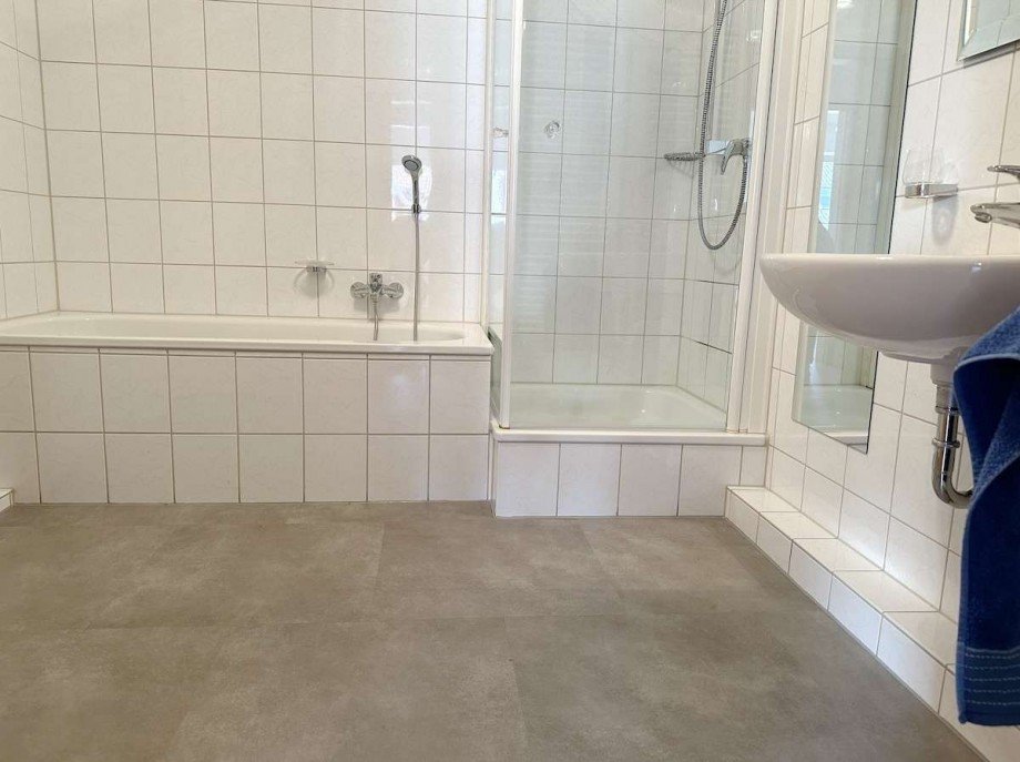 Bad mit Wanne + Dusche. Wohnung Bochum