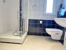 Duschbad - mit Fenster. LORENZ-Angebot in Hattingen: Ruhig + zentral. Solide, gepflegte, zukunftsorientierte 3-Fam.-DHH.