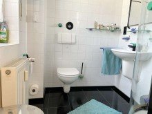 Zus�tzlich Bad 2 mit Fenster. LORENZ-Angebot in Bochum: Gepflegtes Mehrfam.-haus mit 4 WE + 6 Garagen + kl. Hinterhof-Werkstatt.