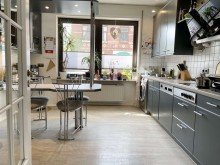 Ger�umige Wohnk�che. LORENZ-Angebot in Bochum: Gepflegtes Mehrfam.-haus mit 4 WE + 6 Garagen + kl. Hinterhof-Werkstatt.