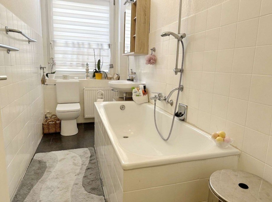 Wannenbad mit Fenster. Renditeobjekt Bochum