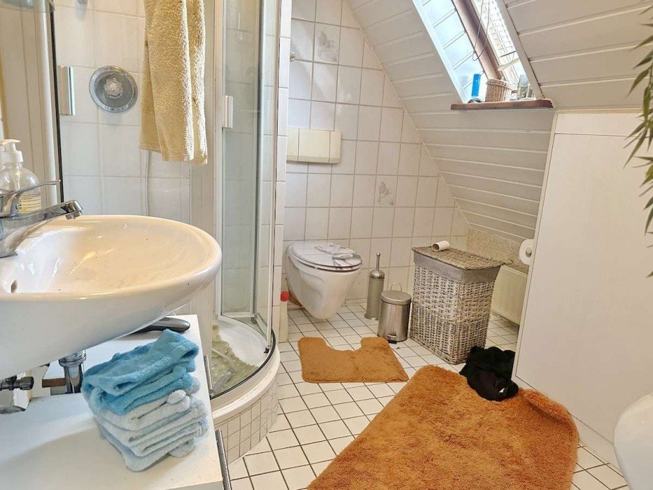 + Bad mit Duschkabine. Mehrfamilienhaus Bochum-Wattenscheid