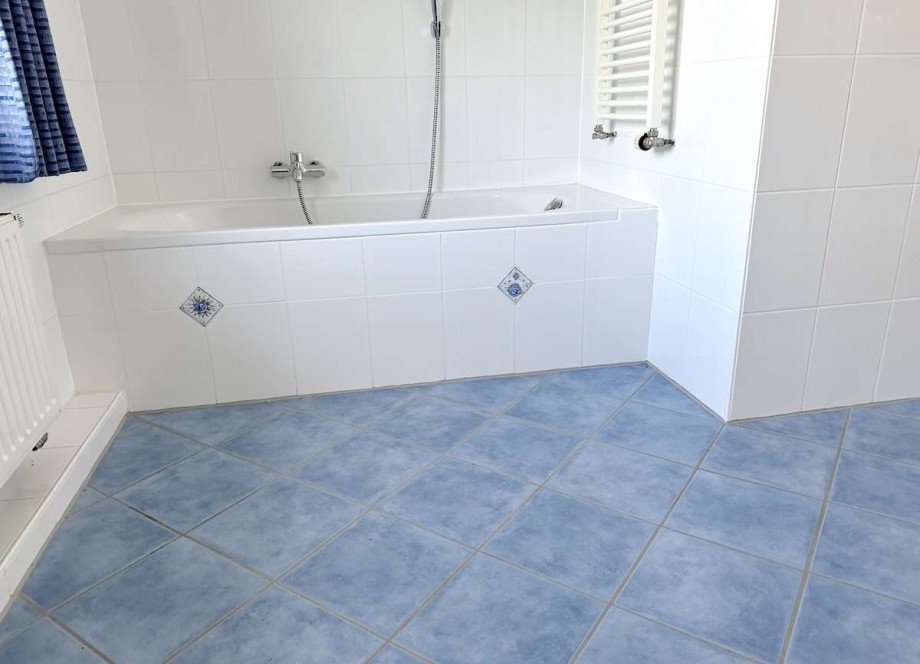 mit Wanne + Dusche. Dachgeschosswohnung Bochum