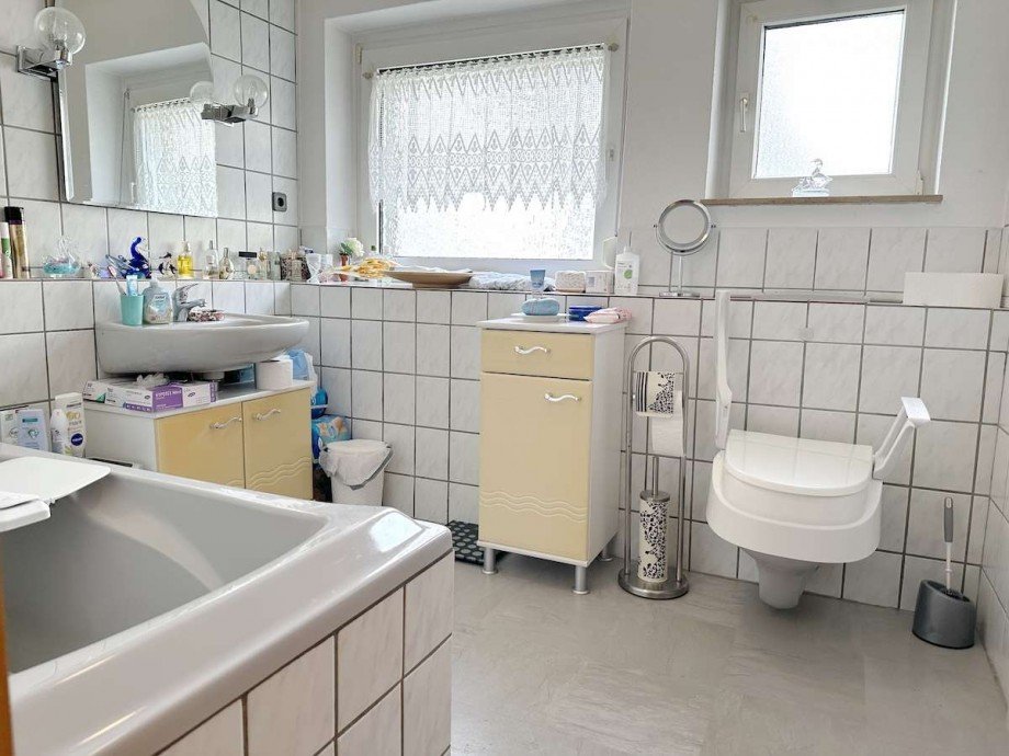 Helles Bad mit Wanne + Fenster Zweifamilienhaus Bochum