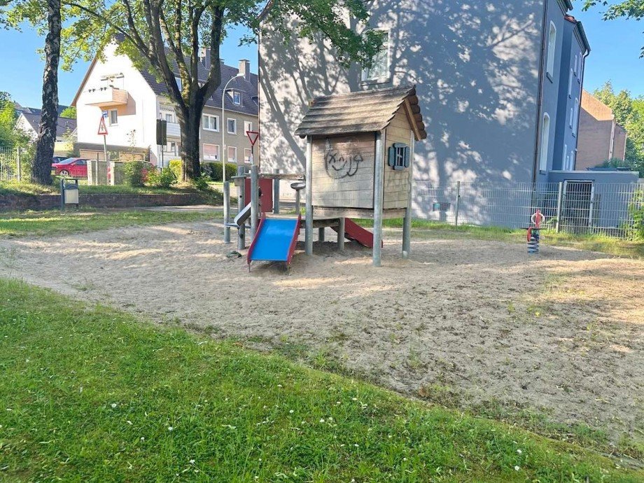 Kleiner Spielplatz vor der T�r. Reiheneckhaus Bochum