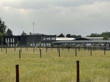 mit Polizei-Pferdestaffel. LORENZ-Angebot in H�ntrop: Die GROSSRAUM-HAUS-IM-HAUS-Komfort-W. mit Extras, a.W. B�ro/Werkstatt