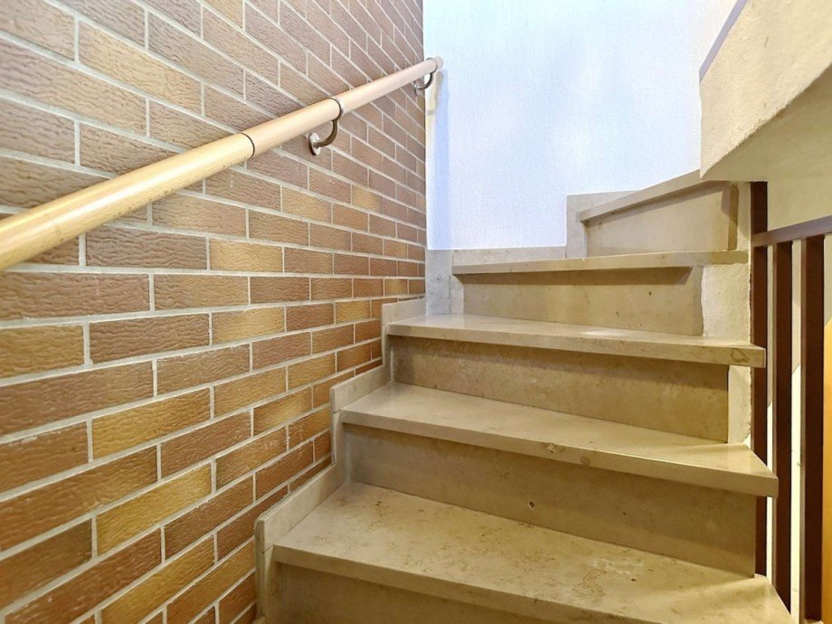 Geschlossene Treppe Doppelhaush�lfte Essen