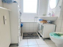 Helles Bad mit Wanne, Dusche + Fenster. LORENZ-Angebot in Langendreer: In zentraler Lage - Helle, moderne 3,5-R.-Komfort-W. Bald beziehbar!