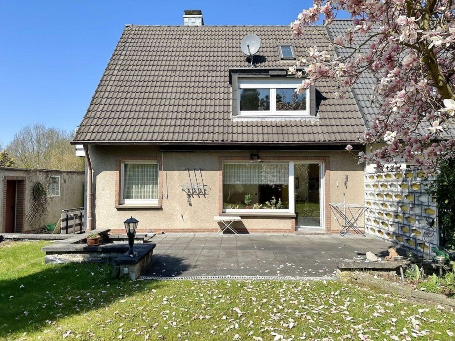 Mit Kellerau�entreppe. Doppelhaush�lfte Essen