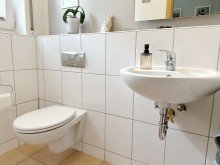 Helles G�ste-WC mit Fenster. LORENZ-Angebot in Dahlhausen: 1-Familien-FIX + FERTIG-DHH. Modern, gepflegt. Rd. 200 m� Wohn-/Nutzfl