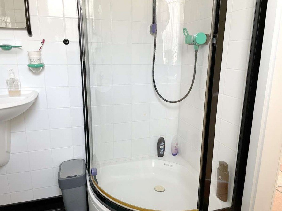 und Dusche. Mehrfamilienhaus Bochum