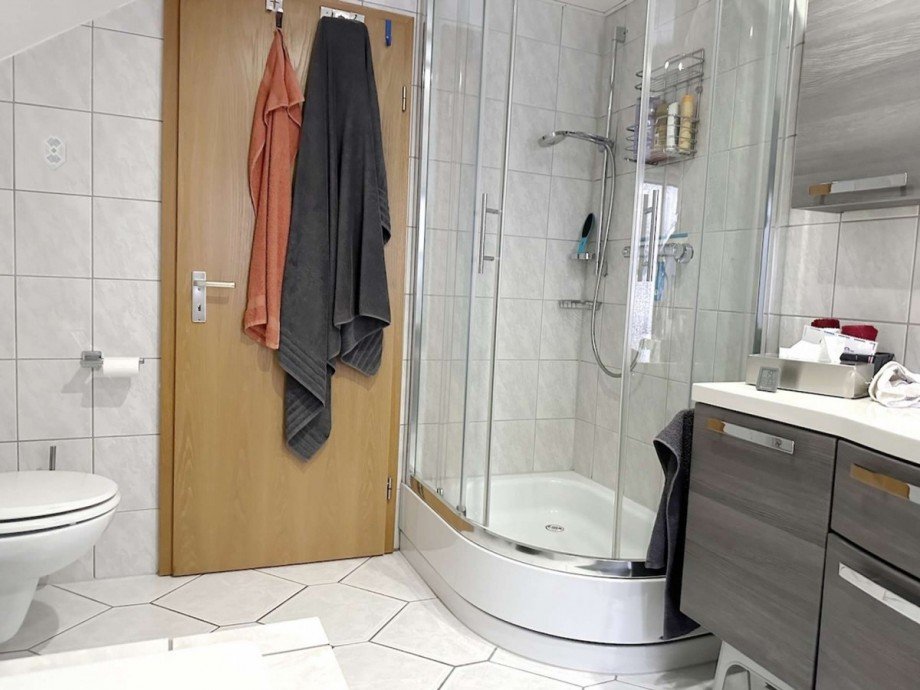 und Dusche sowie Fenster. Zweifamilienhaus Bochum-Wattenscheid