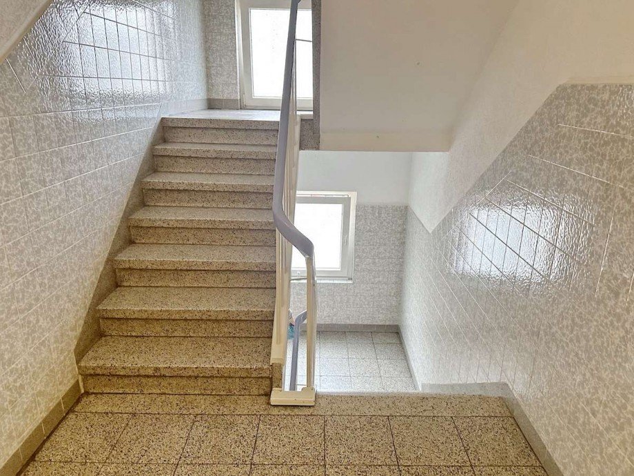 Steinzeugtreppe, teilw. Wandfliesen. Mehrfamilienhaus Bochum-Wattenscheid