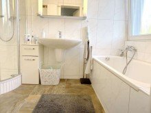 zum hellen Bad mit Wanne + Dusche + Fenster. LORENZ-Angebot in H�ntrop: Die GROSSRAUM-HAUS-IM-HAUS-Komfort-W. mit Extras, a.W. B�ro/Werkstatt