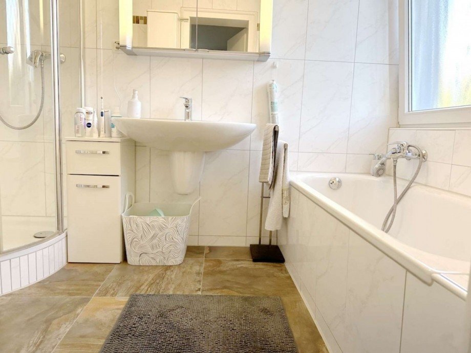zum hellen Bad mit Wanne + Dusche + Fenster. Erdgeschosswohnung Bochum