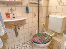 Separates G�ste-WC. LORENZ-Angebot in Linden: Solides 3-Fam.-REH auch zur Anlage! EG-Maisonette sowie DG-Wohnung frei.