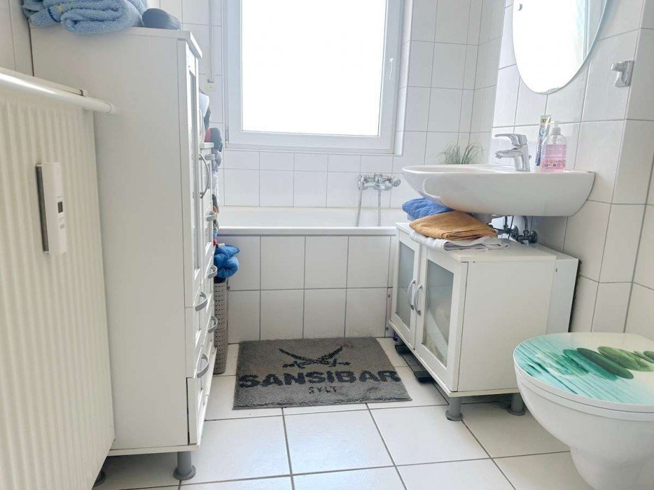 Helles Bad mit Wanne, Dusche + Fenster. Wohnung Bochum