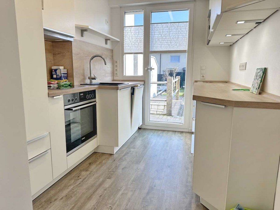 Helle Arbeitsk�che mit Reihenmittelhaus Bochum