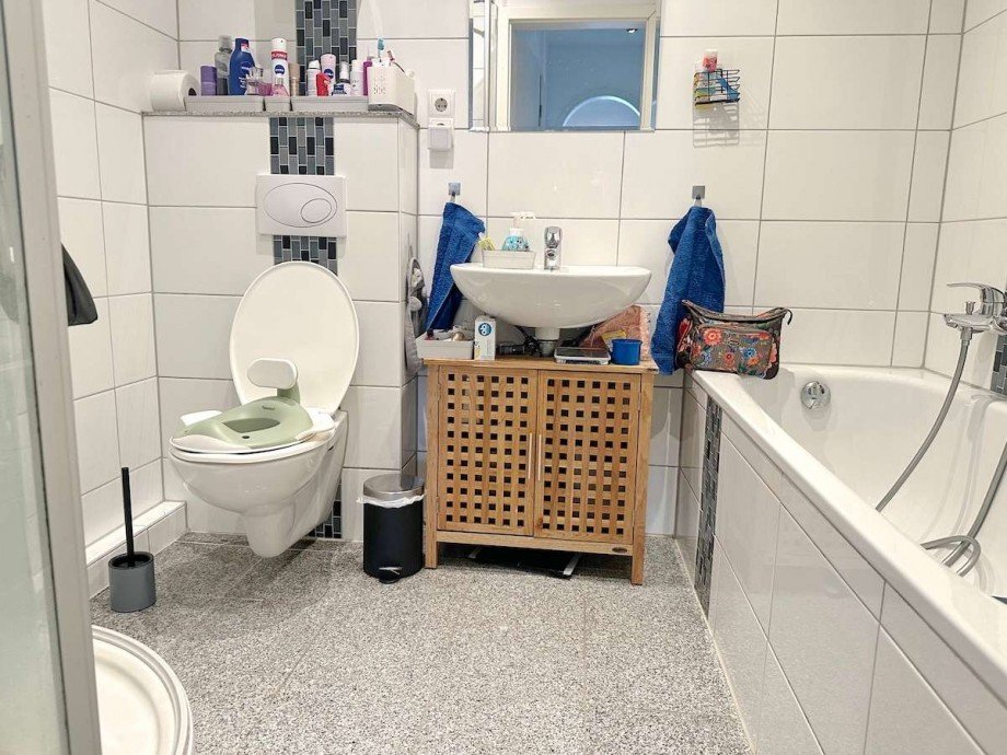 Das helle Bad mit Wanne + Dusche. Maisonettewohnung Bochum-Wattenscheid