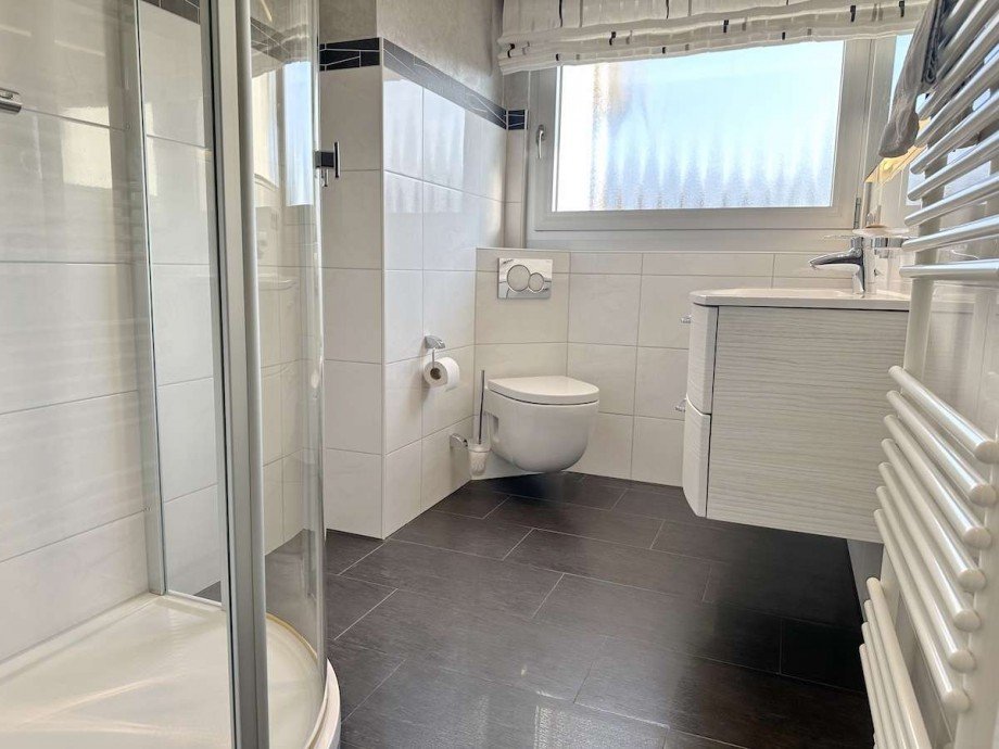 modernem Duschbad mit Fenster Reihenmittelhaus Bochum