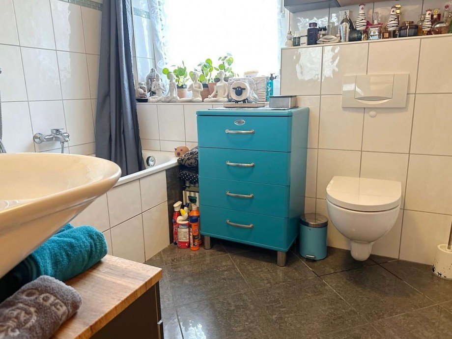 Das helle Wannenbad mit Fenster Zweifamilienhaus Bochum