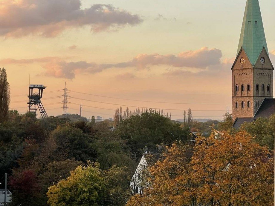 Pfarrei St. Gertrud von Brabant (1.000 j. Taufstein). Zweifamilienhaus Bochum