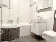 Das moderne Bad. LORENZ-Angebot in �ckendorf/unweit WAT: Parklage. Helle, gut modernisierte 3 1/2-R.-Komfort-Wohnung.