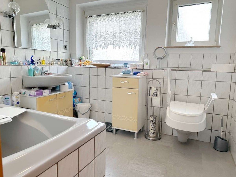 Helles Bad mit Wanne + Fenster Zweifamilienhaus Bochum