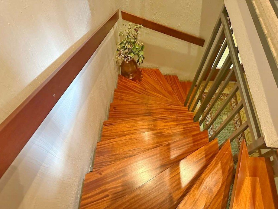 Offene Holztreppe im ganzen Haus. Reiheneckhaus Bochum