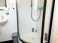 und Dusche. LORENZ-Angebot in Bochum: Gepflegtes Mehrfam.-haus mit 4 WE + 6 Garagen + kl. Hinterhof-Werkstatt.