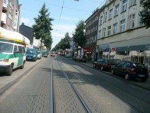 Einkauf vor Ort oder LORENZ-Angebot in Linden: Solides 3-Fam.-REH auch zur Anlage! EG-Maisonette sowie DG-Wohnung frei.