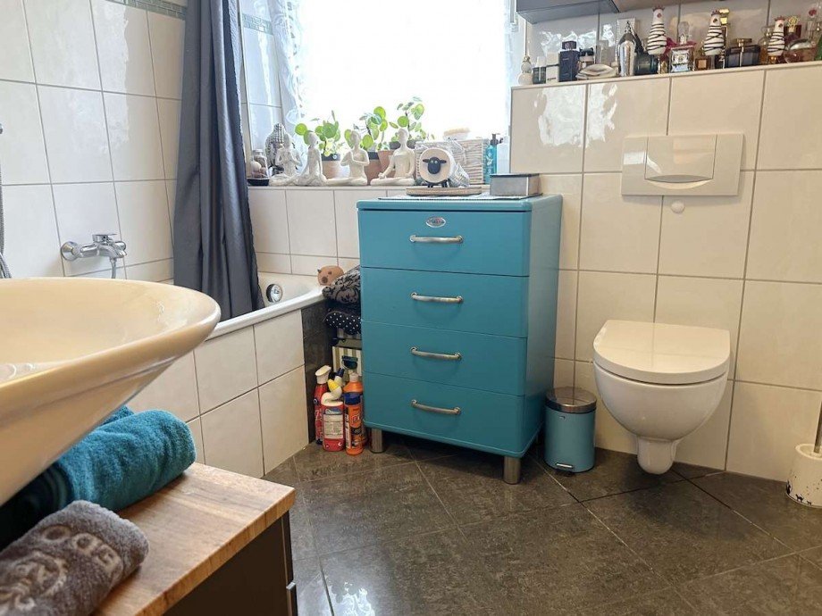 Das helle Wannenbad mit Fenster Zweifamilienhaus Bochum