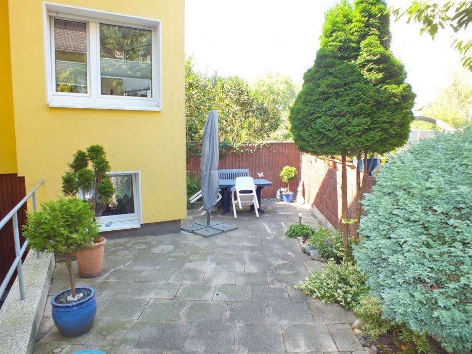 Gepflasterter Hofbereich. Mehrfamilienhaus Hattingen