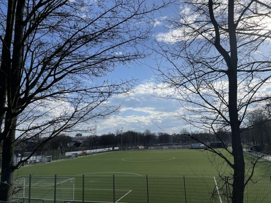 mit Teil der Bezirkssportanlage, Doppelhaush�lfte Essen