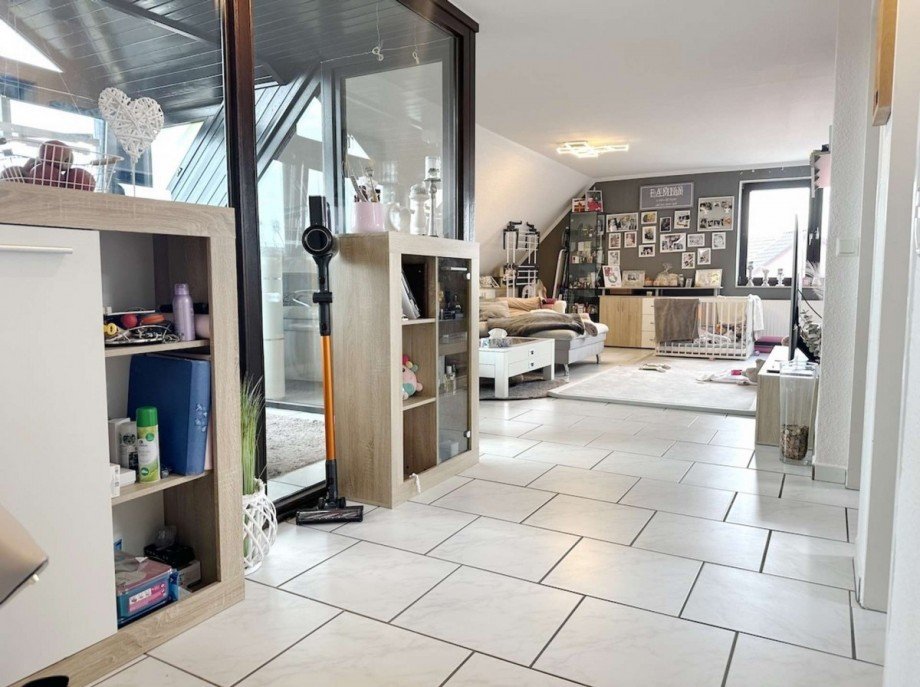 Gro�z�giger Wohnraum. Dachgeschosswohnung Bochum