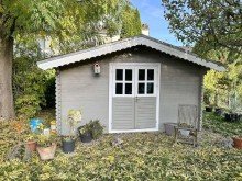 Pflegeleichter Garten mit  Blockh�tte . LORENZ-Angebot in Dahlhausen: 1-Familien-FIX + FERTIG-DHH. Modern, gepflegt. Rd. 200 m� Wohn-/Nutzfl