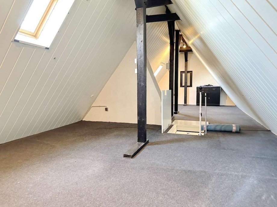 Spitzboden-Nutzfl�che, z.B. f�r Hobby. Mehrfamilienhaus Hattingen