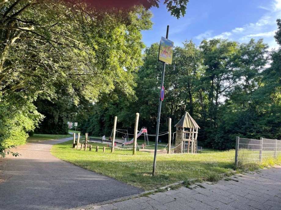 + Spielpl�tze, Zweifamilienhaus Bochum
