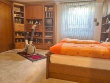 hier Schlafraum (mit gro�em Fenster), LORENZ-Angebot in Linden: Solides 3-Fam.-REH auch zur Anlage! EG-Maisonette sowie DG-Wohnung frei.