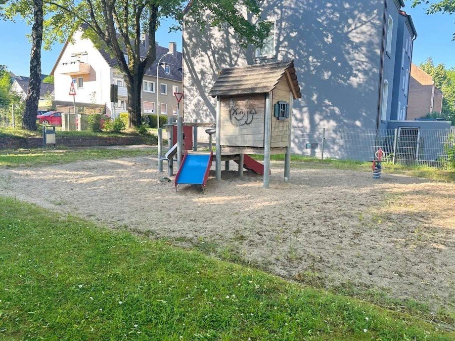 Kleiner Spielplatz vor der T�r. Mehrfamilienhaus Bochum