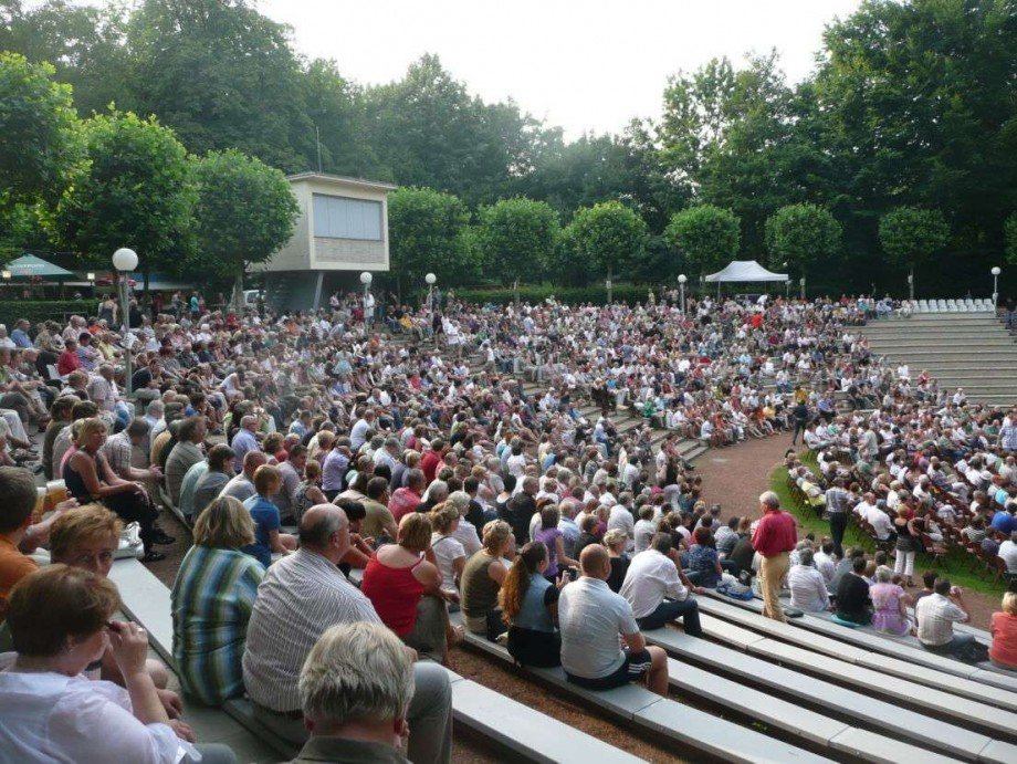 mit Freilichtb�hne, Reiheneckhaus Bochum