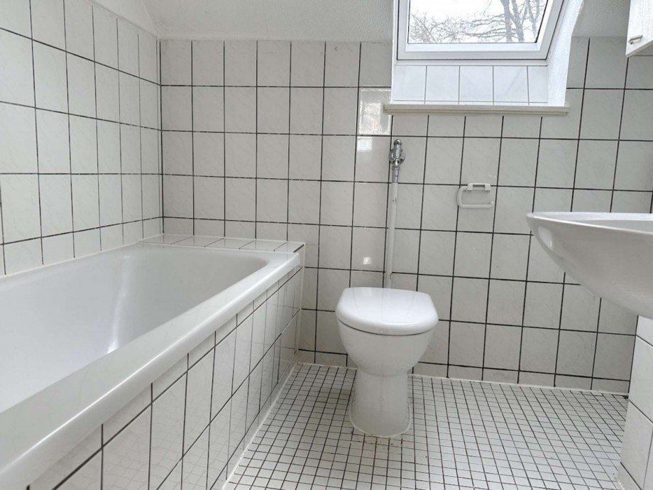 Das helle Wannenbad Dachgeschosswohnung Essen