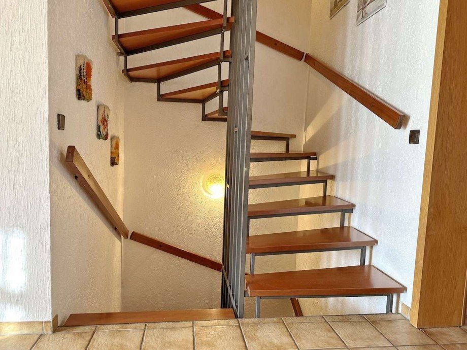 Offene Natur-Holztreppe. Reihenmittelhaus Bochum