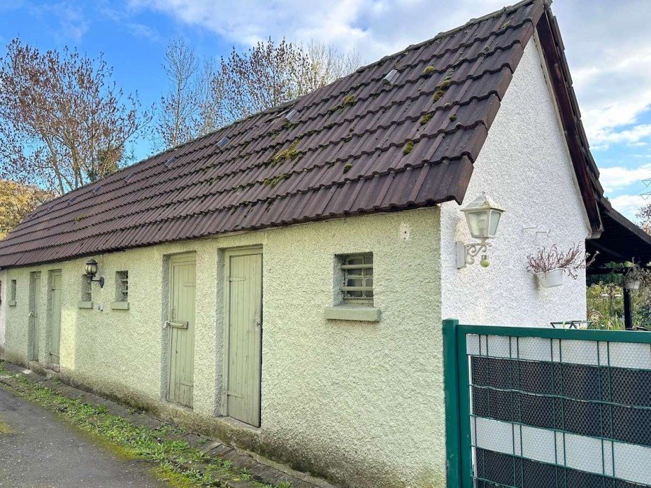 Viel Stauraum in Stallungen hinter dem Haus. Zweifamilienhaus Bochum