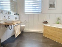 Gro�z�giges Bad mit Wanne + Dusche. LORENZ-Angebot in Dahlhausen: 1-Familien-FIX + FERTIG-DHH. Modern, gepflegt. Rd. 200 m� Wohn-/Nutzfl