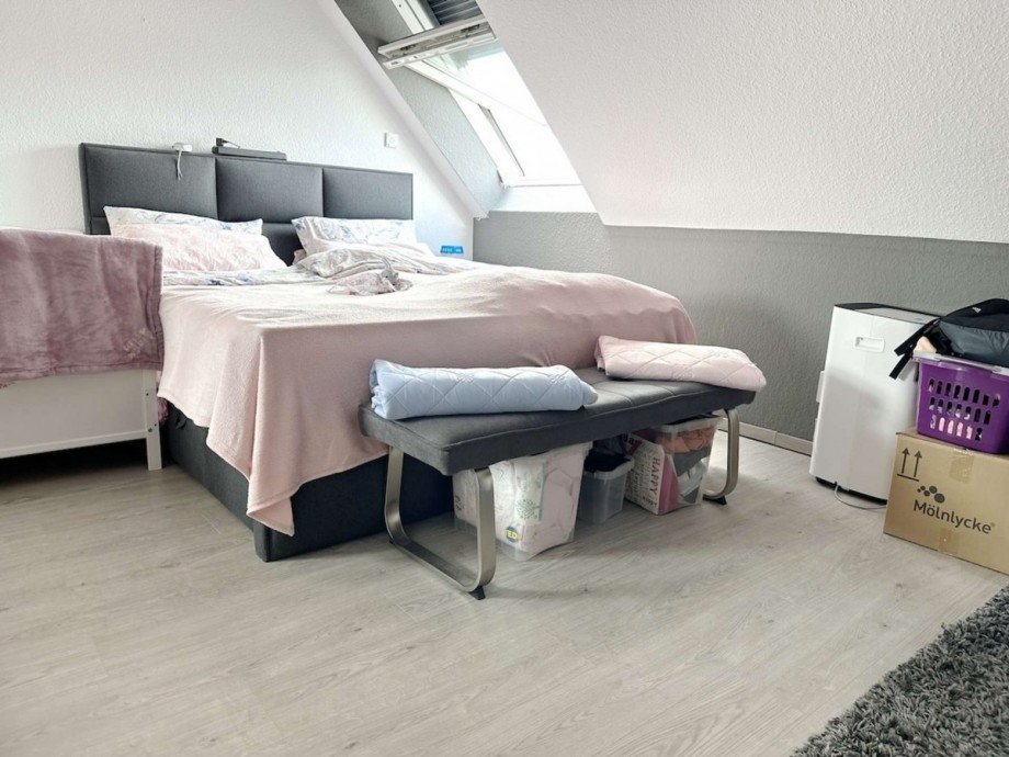 Hier kann man gut ruhen. Dachgeschosswohnung Bochum