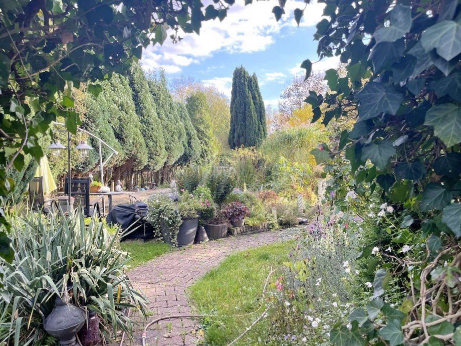 + EIN GARTEN-PARADIES. Zweifamilienhaus Bochum