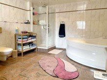 + gro�z�gigen Masterbad LORENZ-Angebot in Bochum: Gepflegtes Mehrfam.-haus mit 4 WE + 6 Garagen + kl. Hinterhof-Werkstatt.